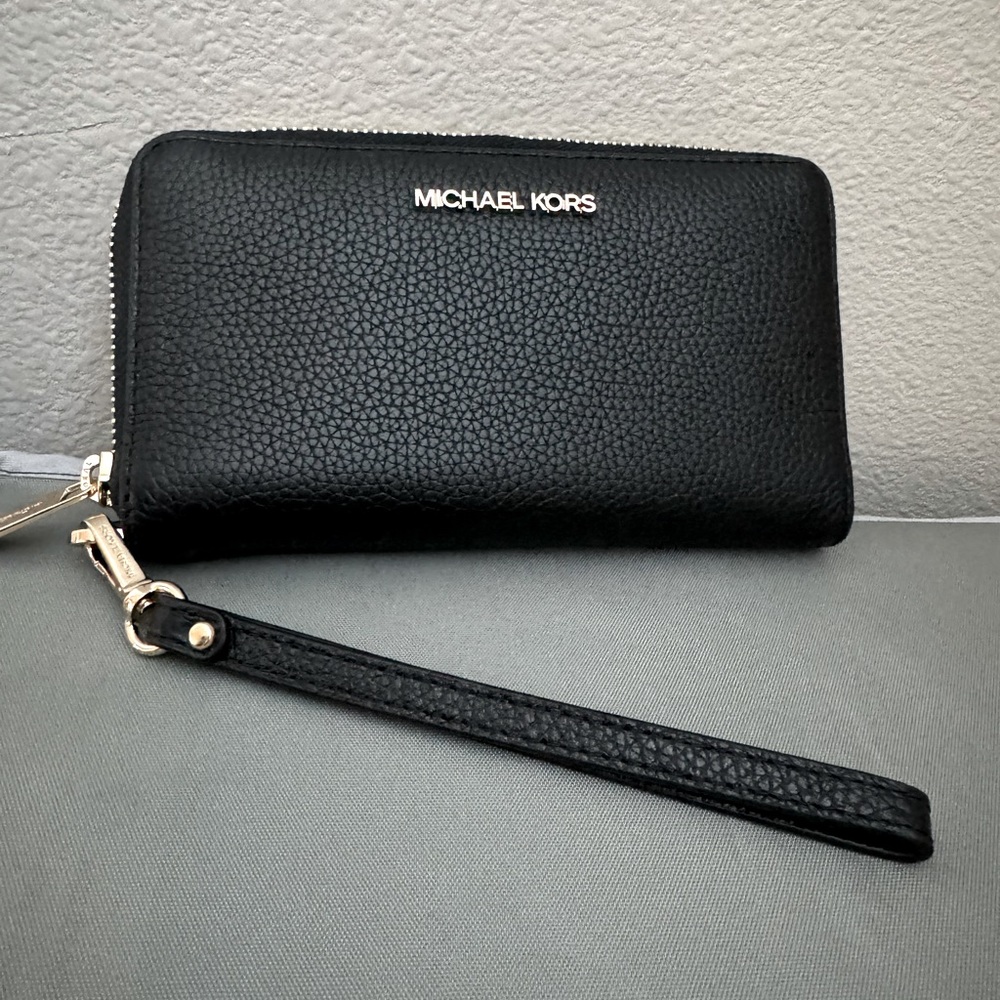 Michael Kors Wrislet, same or next day shipping from a smoke & pet free 🏡
